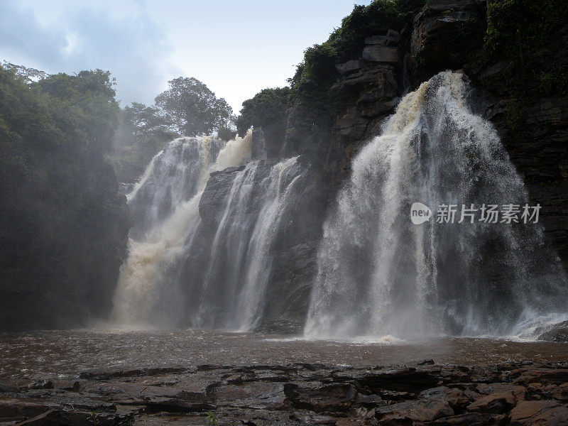 博阿利瀑布在姆巴里河，中非共和国- Les Chutes de Boali